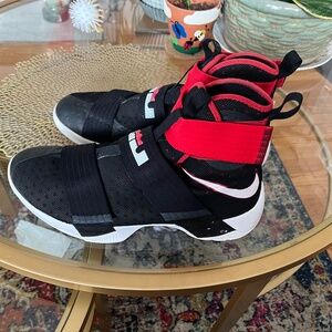 LeBron soldier 10 black/red